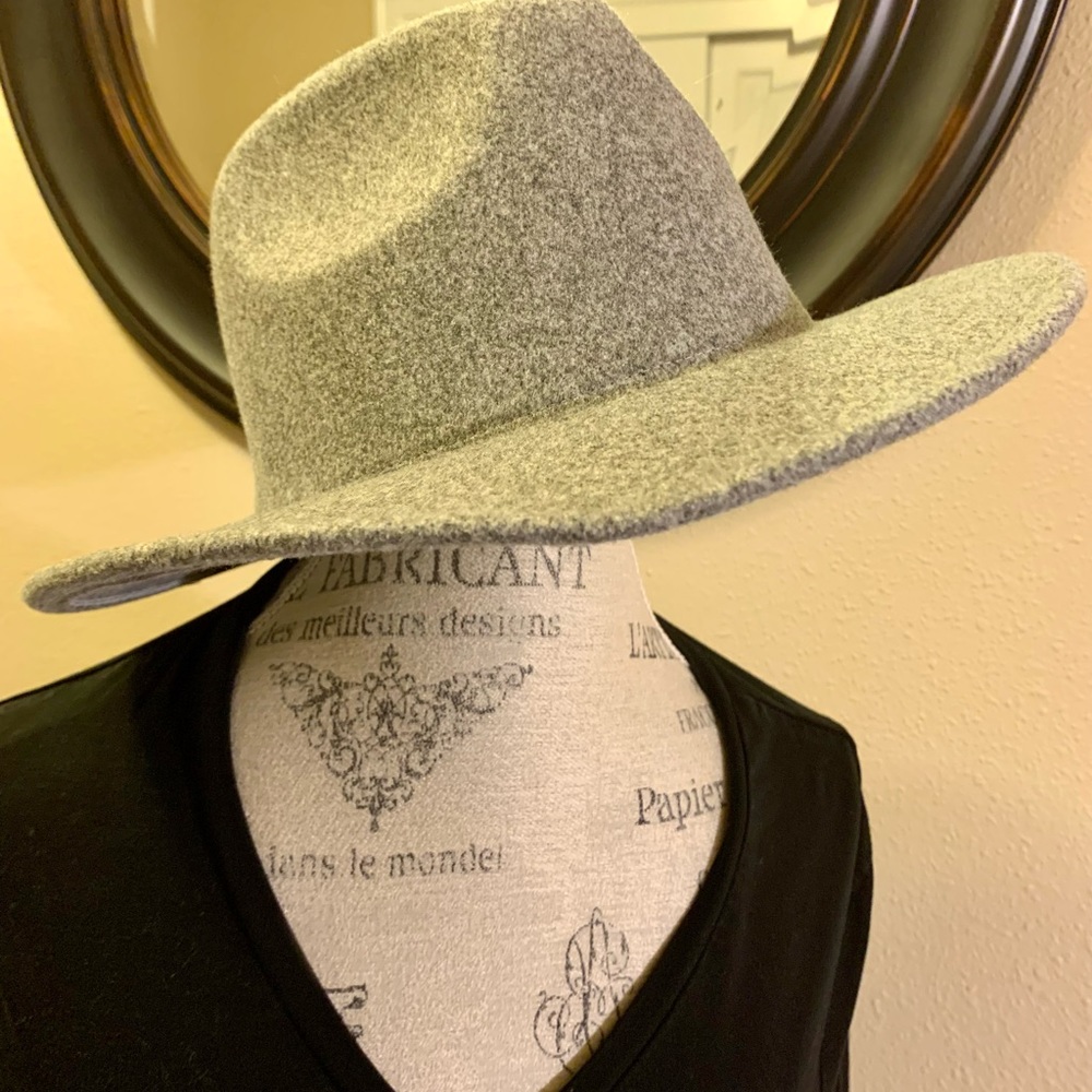 LN UNIVERSAL THREAD HAT 3” BRIM. 13” L x 12”W. 100% POLYESTER. - Picture 10 of 13